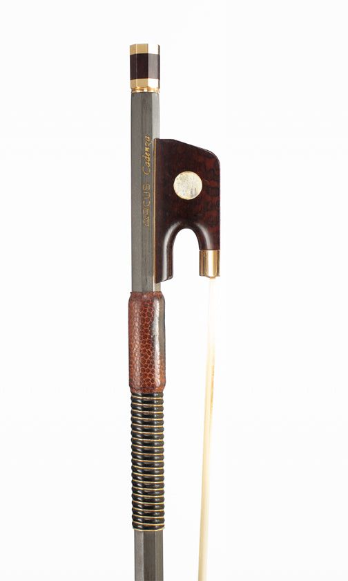 A gold-mounted carbon fibre violin bow by Arcus — frog detail