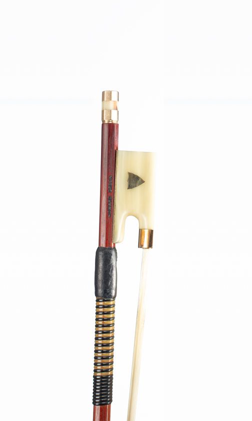 A gold and horn-mounted violin bow by Howard Green, Fife, circa 2010 — frog detail