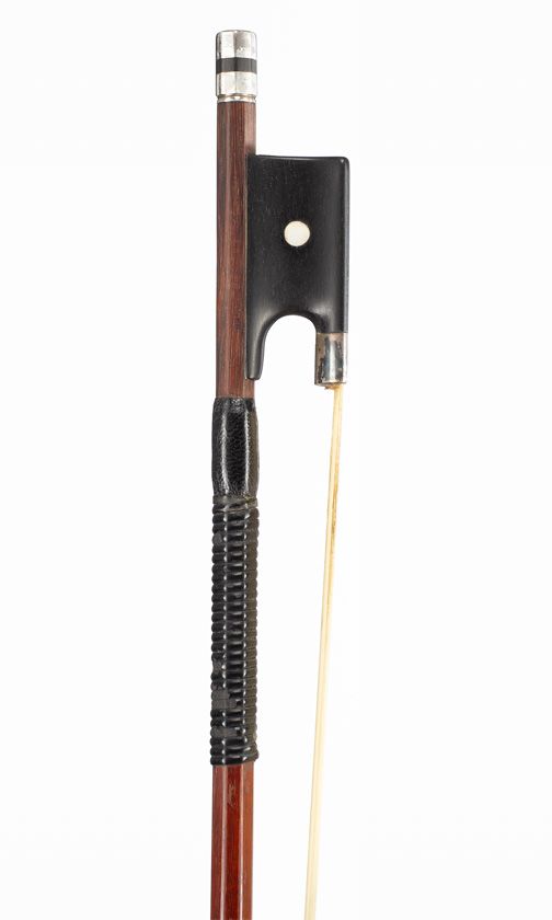 A silver-mounted violin bow by Otto Hoyer, Markneukirchen, circa 1920 — frog detail