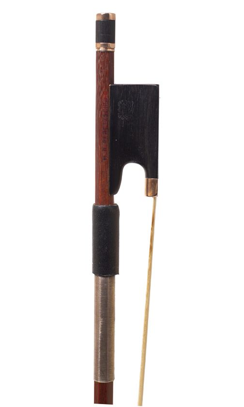 A gold-mounted violin bow by H. R. Pfretzschner, Germany — frog detail