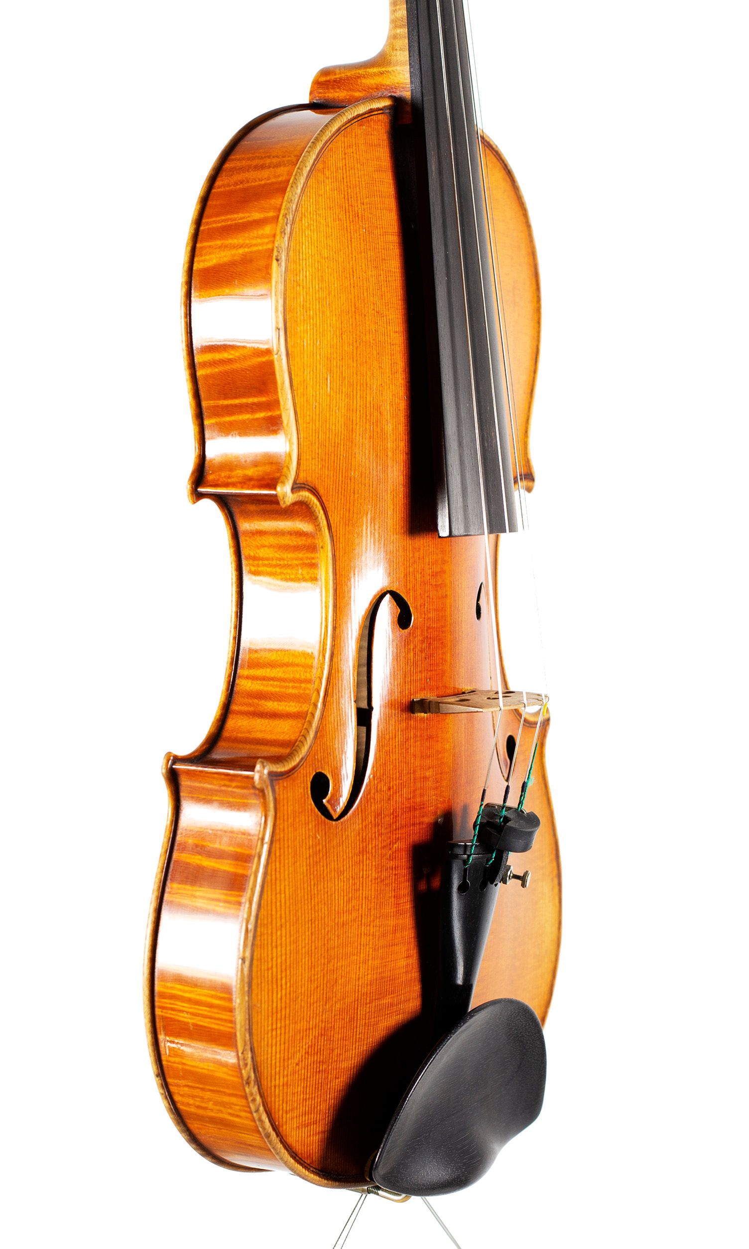 Violin, by Marino Capicchioni, Rimini, 1962 — angled view, 60°
