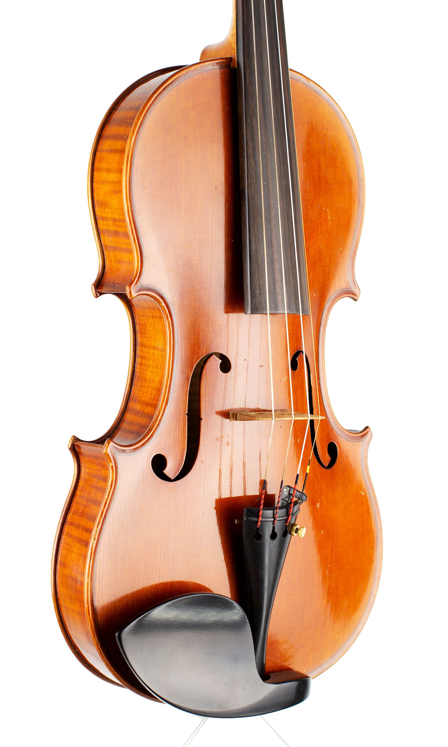 Violin, Workshop of Oskar Gutter, Markneukirchen, 1948 — angled view, 40°