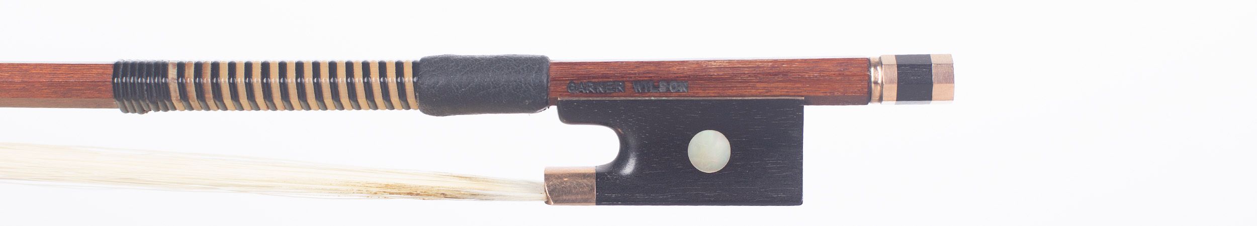 A gold-mounted violin bow by Garner Wilson, Suffolk — frog